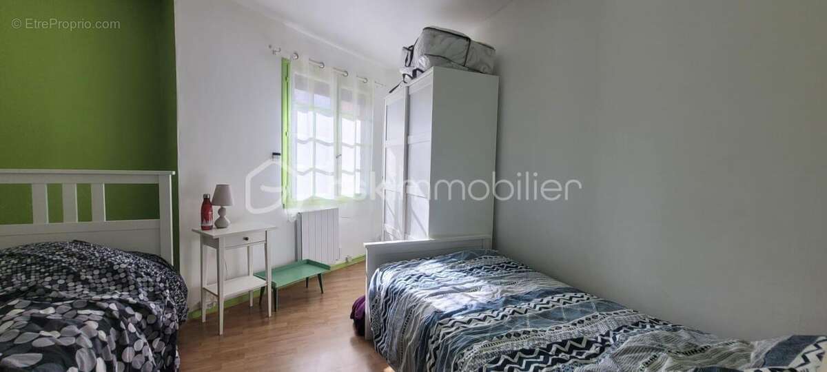 Maison de plain pied de 70m2,grenier amenageable de 70m2, dependances, garage + cour fermee - photo 12