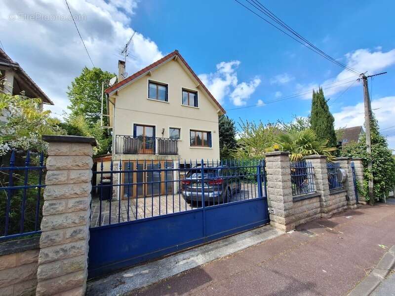 Maison à LA CELLE-SAINT-CLOUD