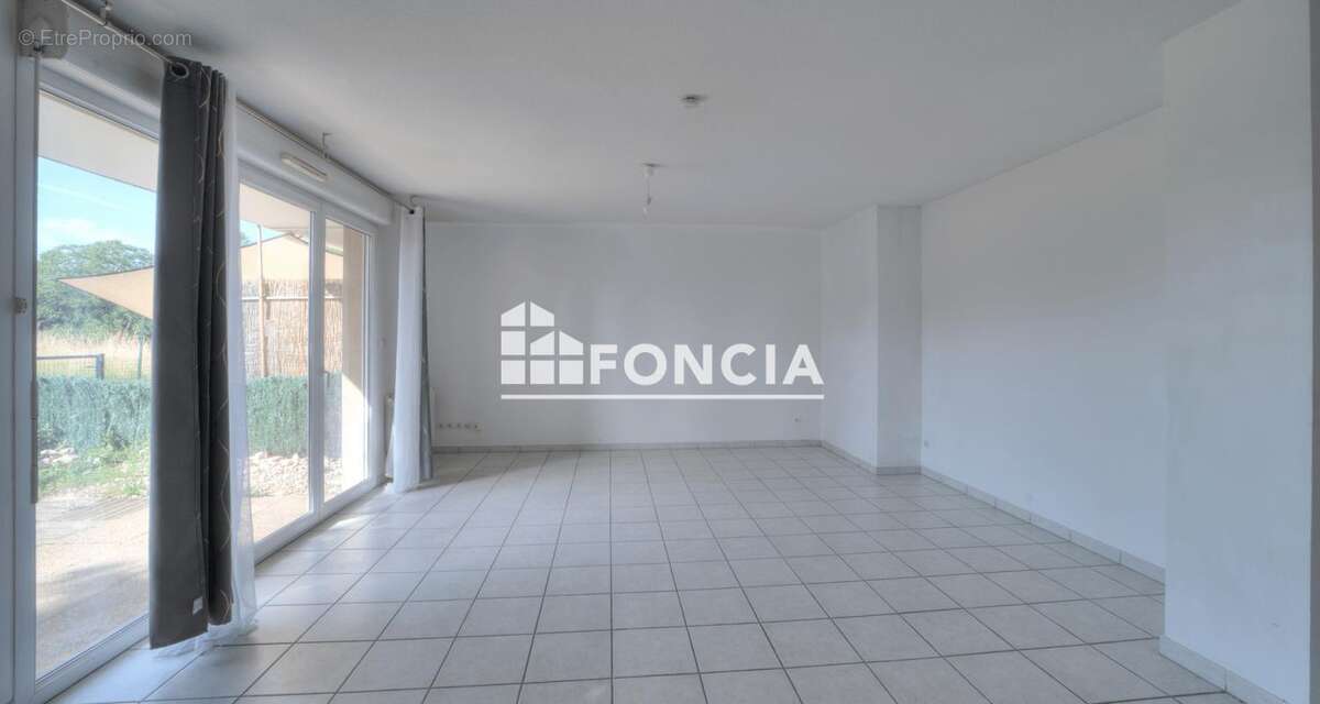 Appartement à PERON