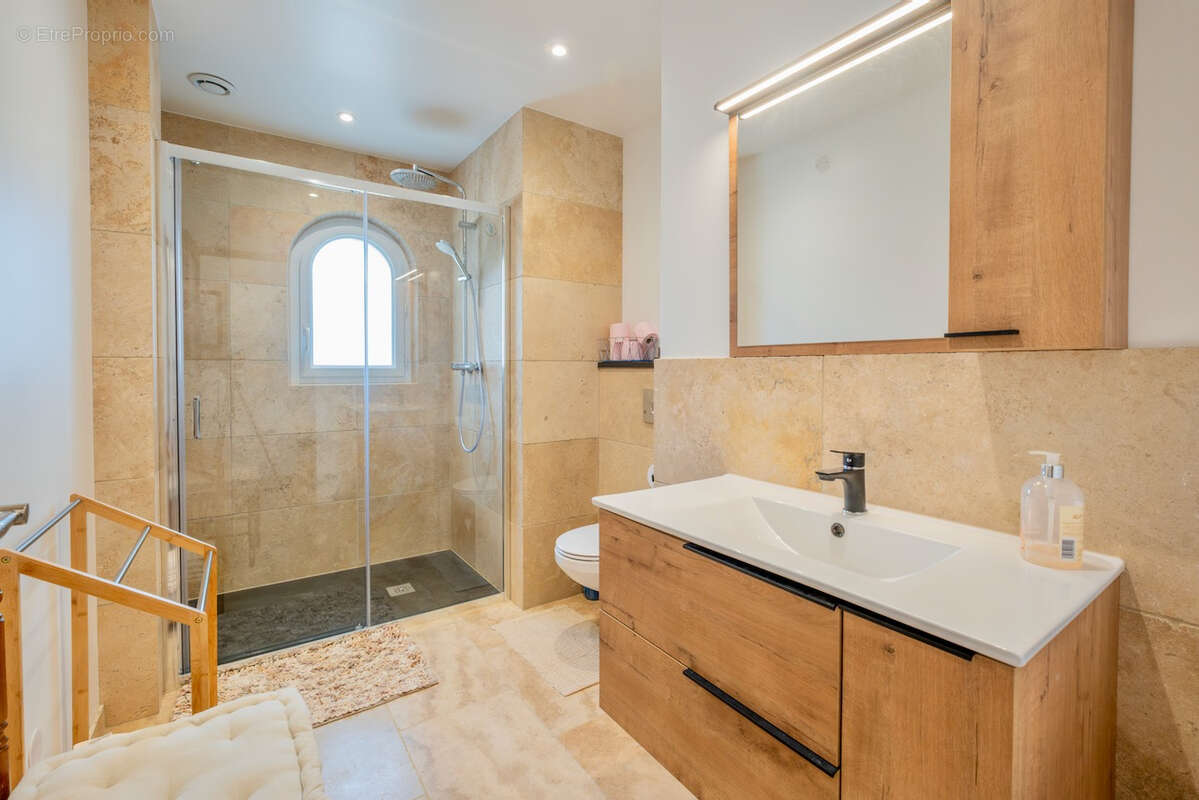 Maison de prestige d'environ 423m2 avec vue panoramique, piscine, gîte indépendant de 80m2 et prestations haut de gamme dans le  - photo 15