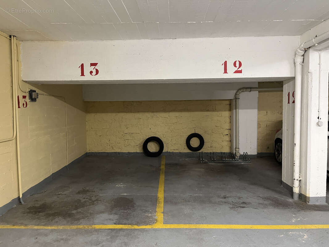 Parking à PARIS-18E