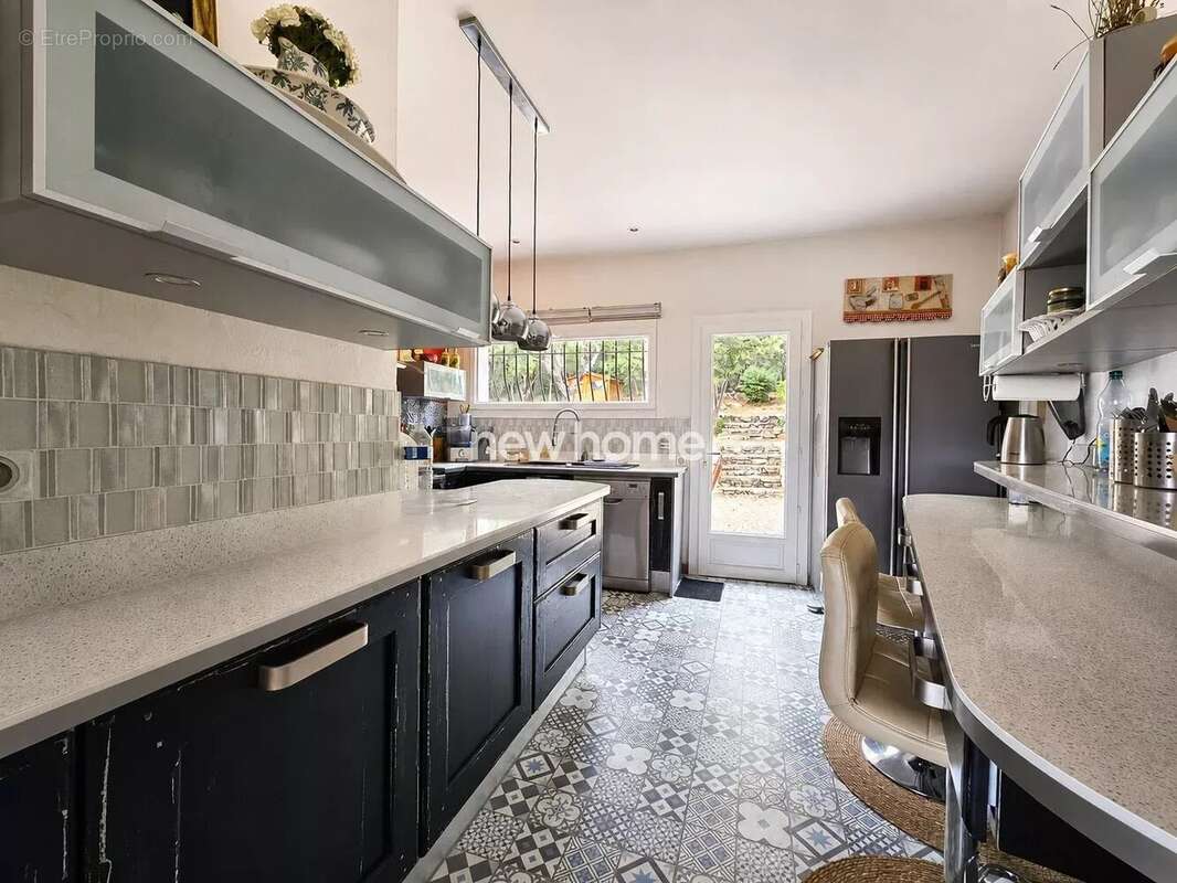 Élégante propriété de caractère avec très belle vue, piscine et gîte indépendant - photo 11