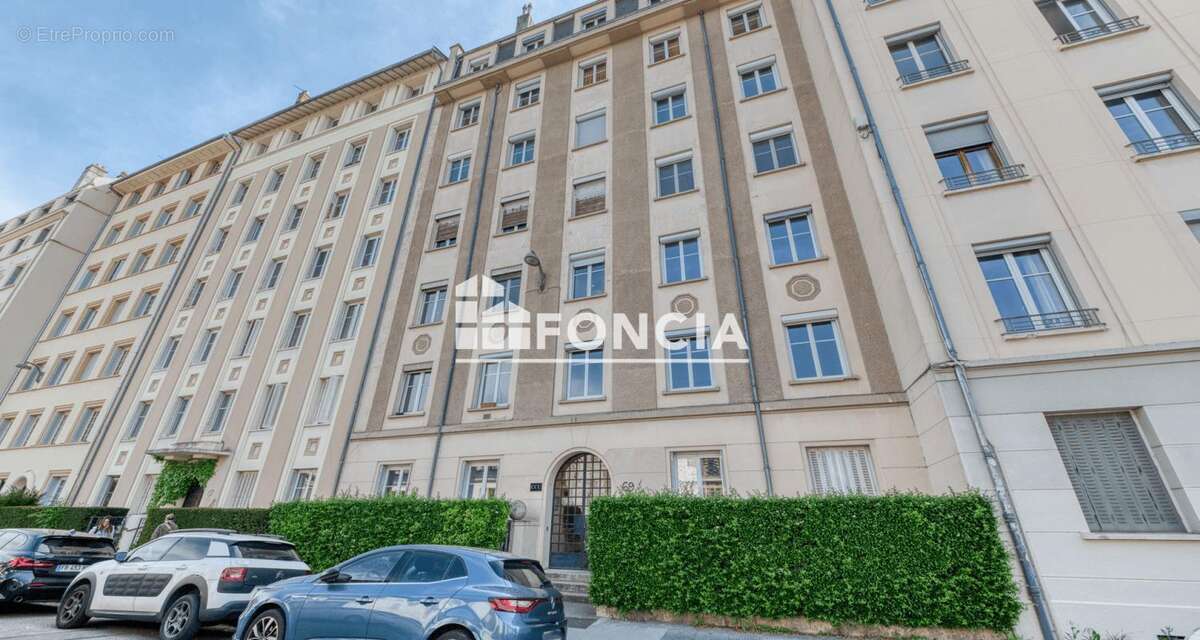 LYON 7e : Rue Pasteur : T2 en dernier étage, avec vue entièrement dégagée - photo 2