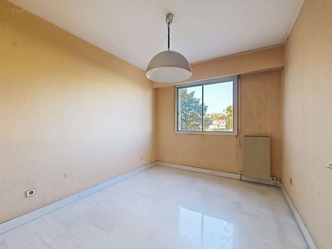 Appartement à SAINT-LAURENT-DU-VAR