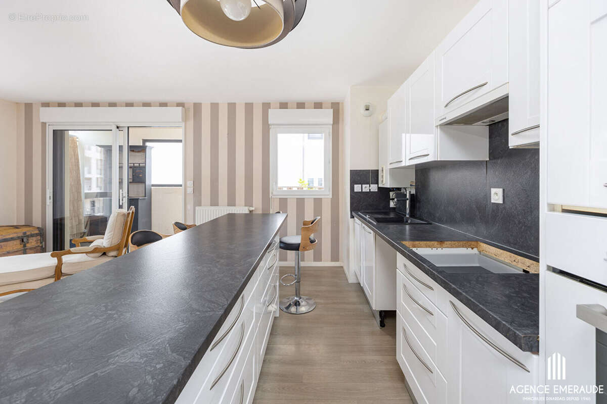 À vendre à Dinard, Appartement T4 avec balcon, garage, parking et cave, à deux pas des commerces et des plages. - photo 2