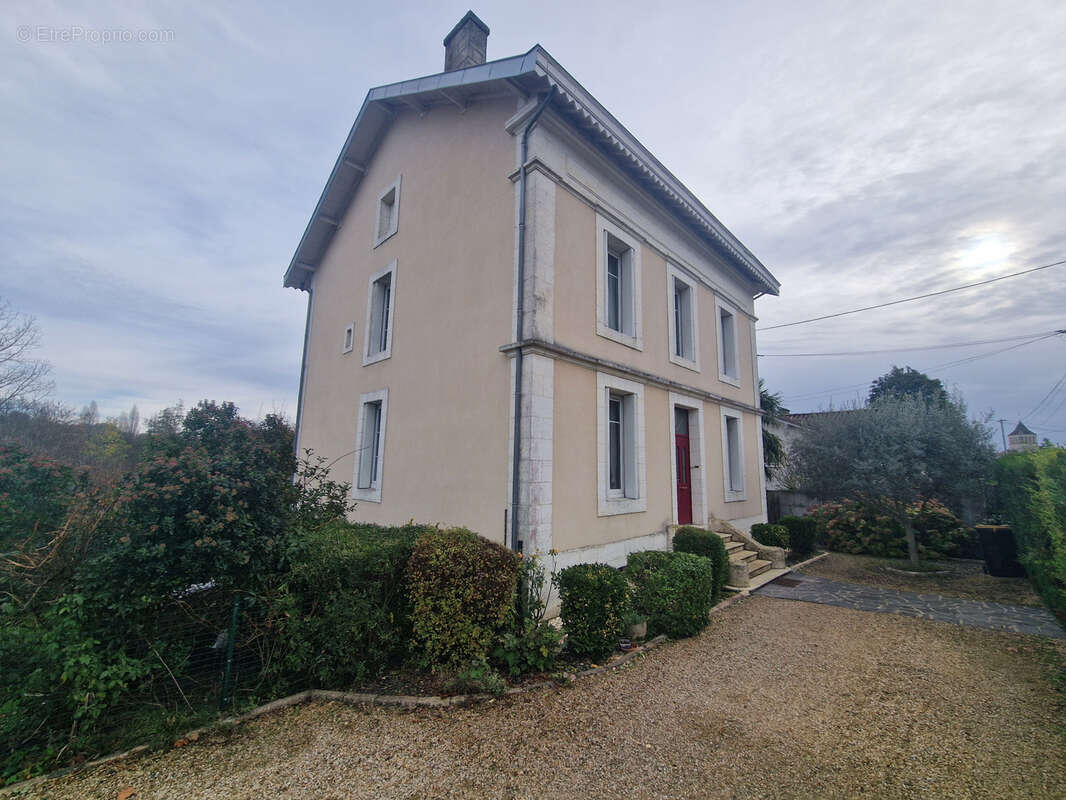 Maison à MONTMOREAU-SAINT-CYBARD