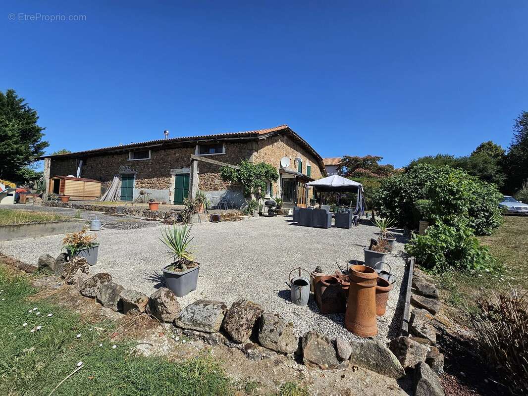 Grange exceptionnellement rénovée avec dépendances, atelier et vue panoramique. - photo 14