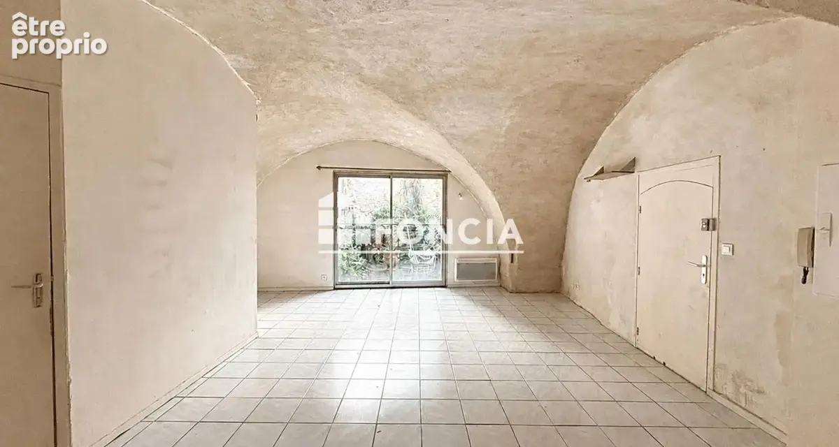 Grand studio de caractère au cœur de Montpellier — fort potentiel, libre immédiatement - photo 2