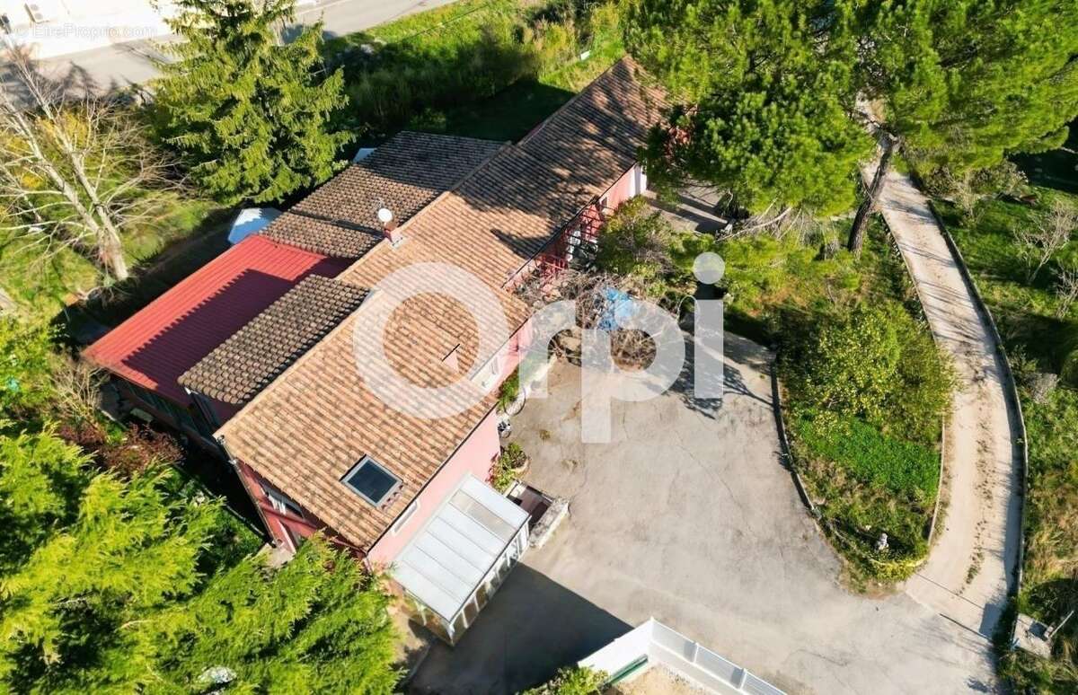 Maison avec 3 logements indépendants et terrain de 2 802 m² - photo 2