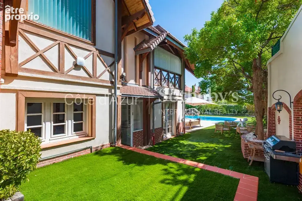 Cannes La Californie, demeure néo normande de six chambres avec piscine - photo 6