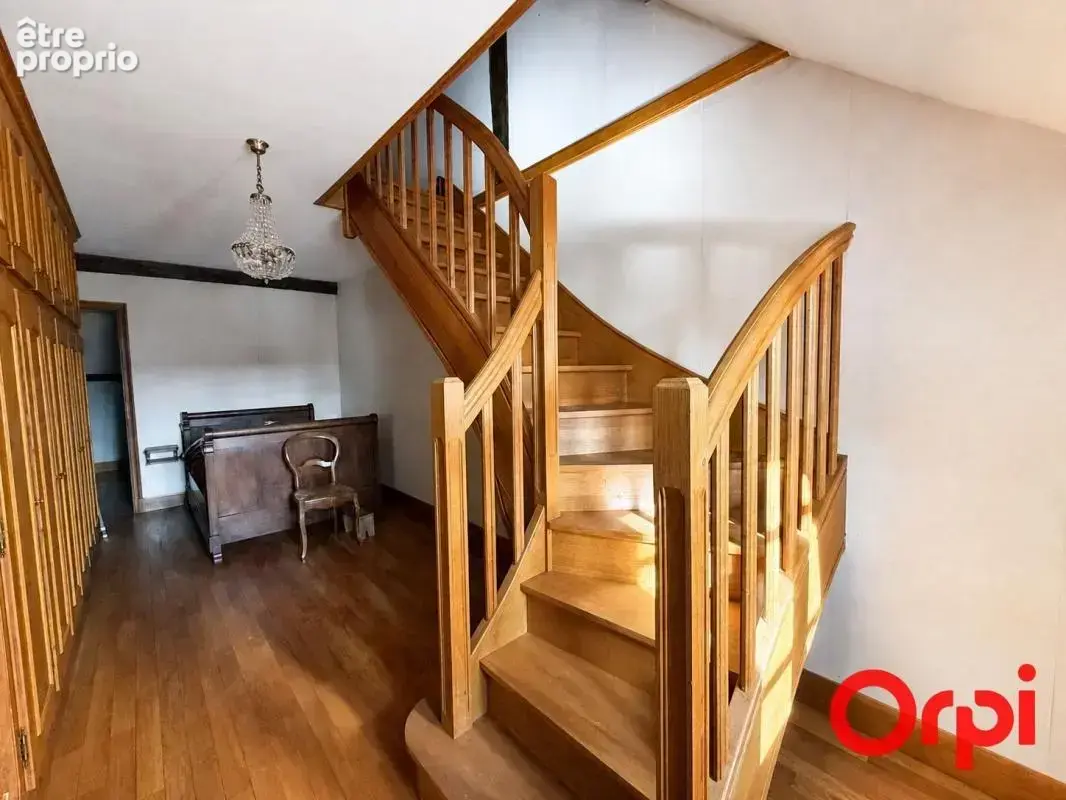 Une propriété pleine de charme, offrant de beaux espaces de vie, quatre chambres et des prestations de qualité, à découvrir sans - photo 12