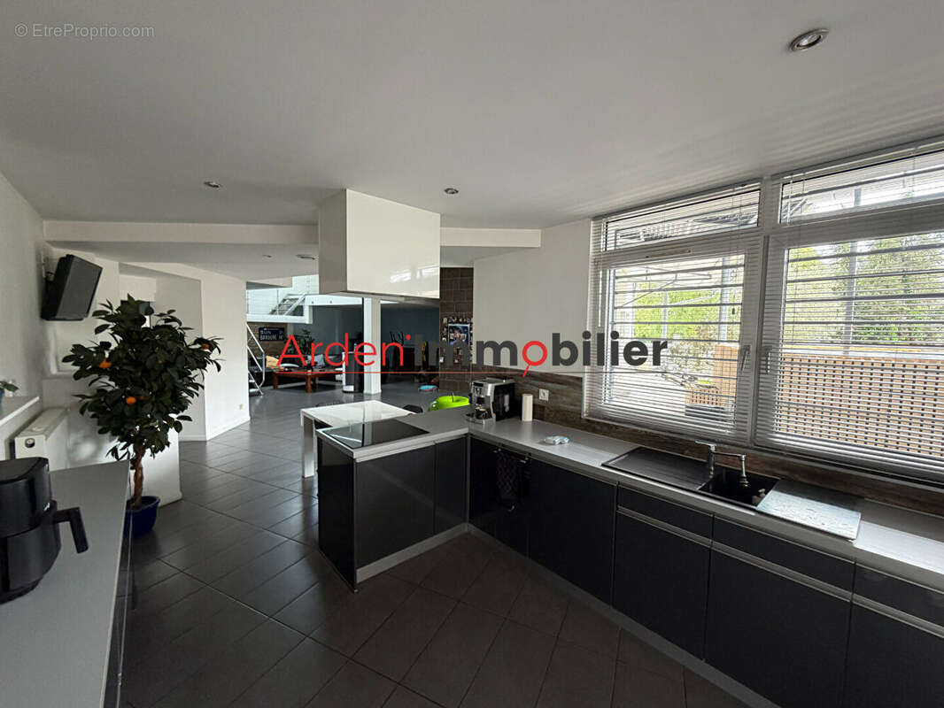 Ensemble immobilier d'exception à Vendre à Rethel - 10 Pièces, 254,95 m² sur Terrain de 393 m² - photo 8