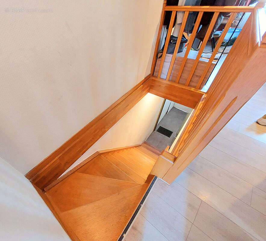 Maison individuelle divisée en 2 appartements rapport locatif secteur Pelloutier - photo 8