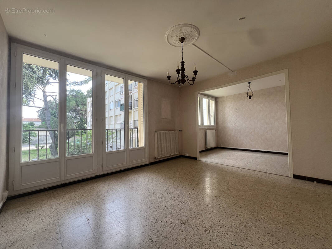 Appartement à BAGNOLS-SUR-CEZE