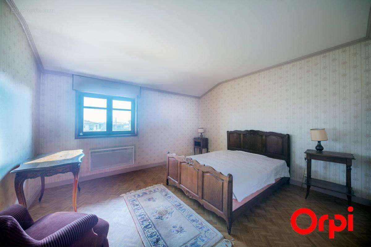 Maison à BAGE-LA-VILLE