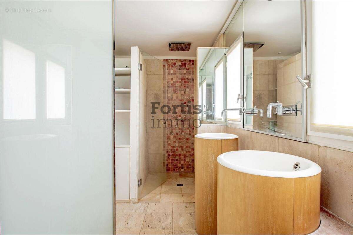 Appartement à PARIS-1E