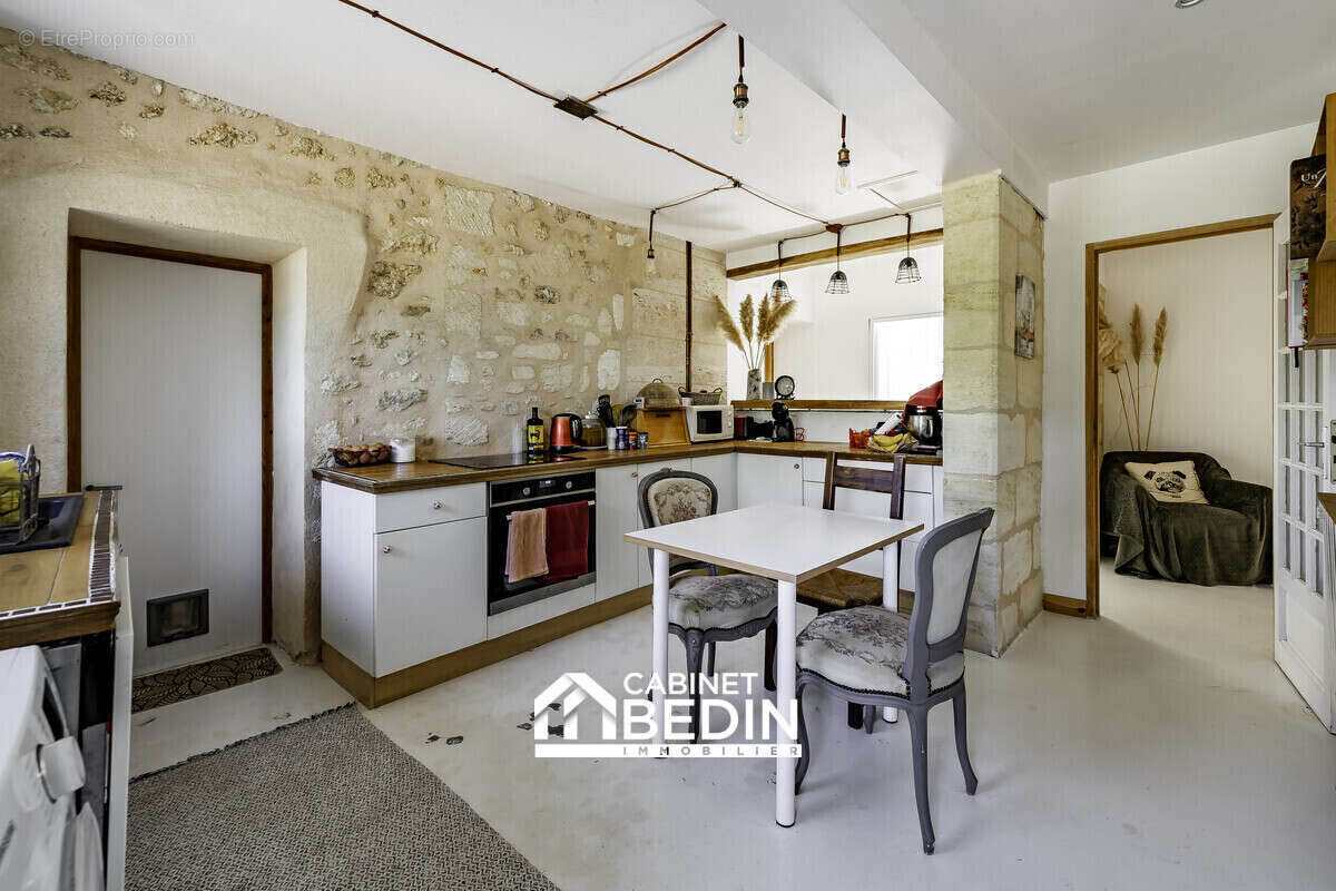Maison 184 m² à Bourg  - photo 3