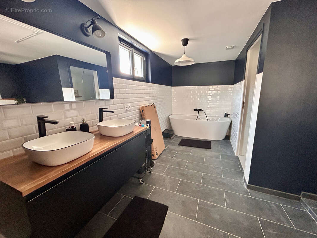 Une rénovation de grande qualité dans un emplacement idéal pour toute la famille à 9mn de l'A6 ! - photo 13