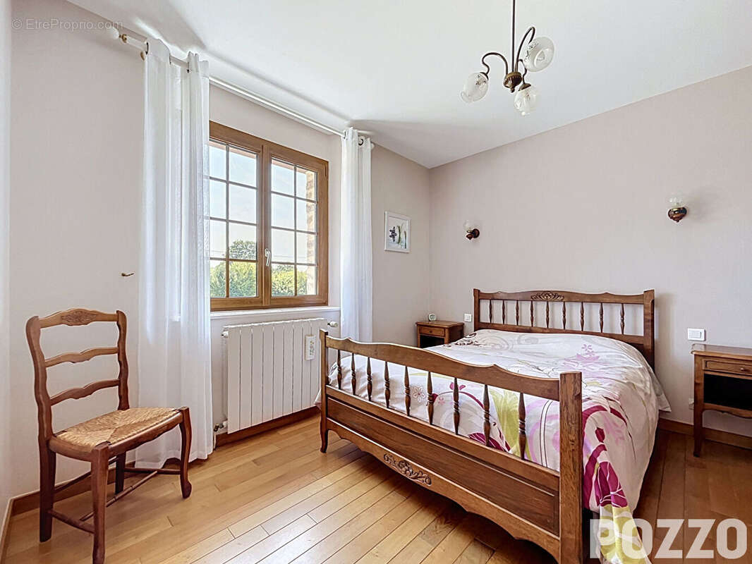 Maison avec grand sous-sol, dépendances de 275 m² et espace bien-être - photo 7
