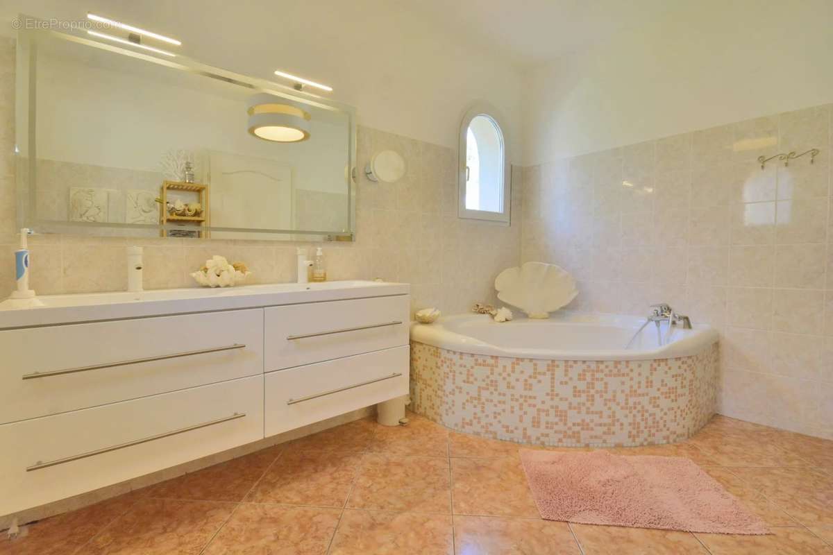 Maison à ROQUEFORT-LES-PINS