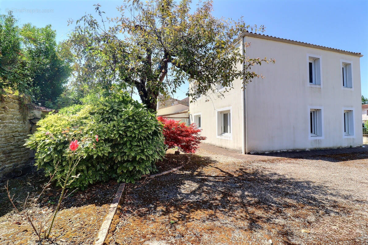 Maison à SAINT-PIERRE-D'AMILLY