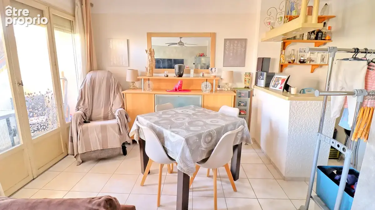 Salle à manger ou chambre 3