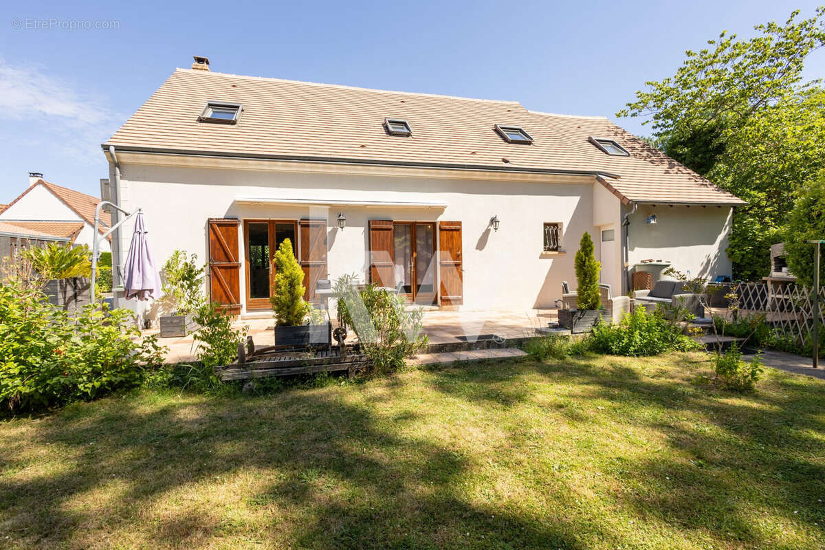Maison à SAINT-JEAN-DE-BRAYE