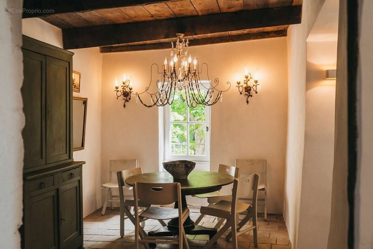 Maison 400 m² à Uzes  - photo 6