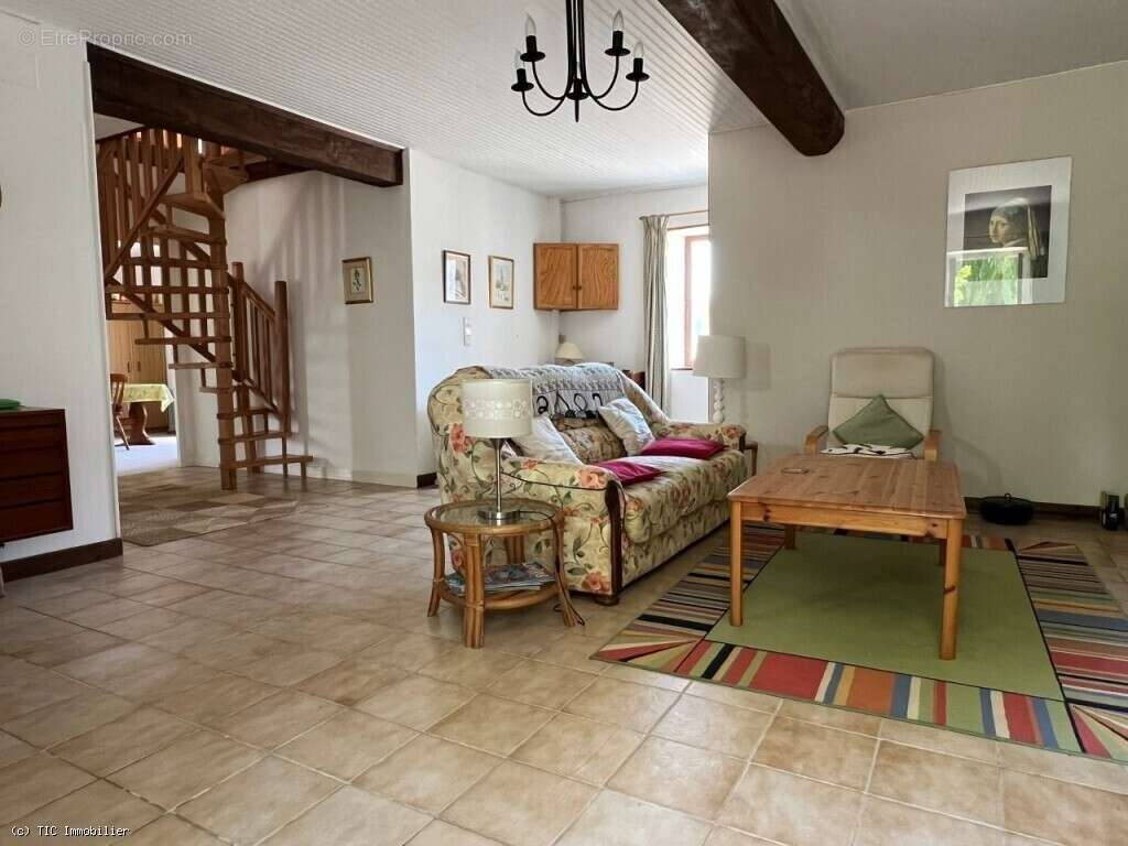 Charmante Maison en Pierre dans un Village Tranquille – Idéale comme Résidence Secondaire - photo 5