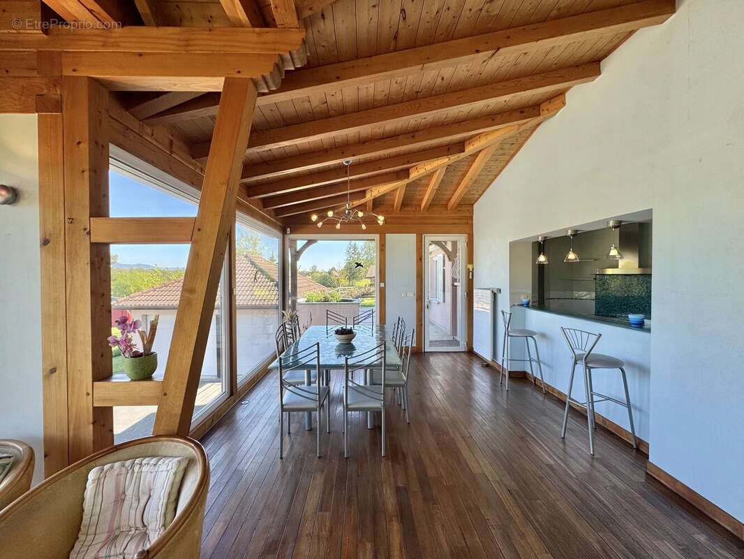 Maison à MONTREUX-JEUNE