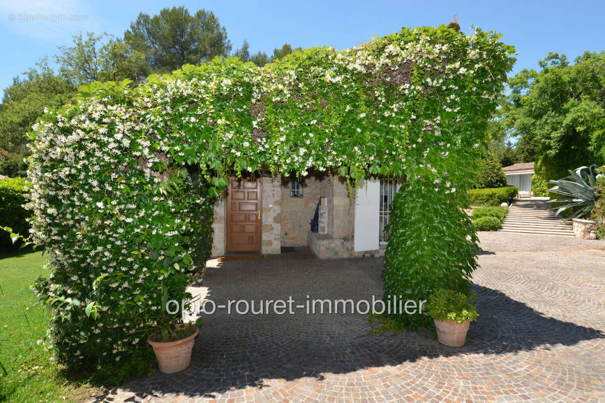 Maison à CHATEAUNEUF-GRASSE