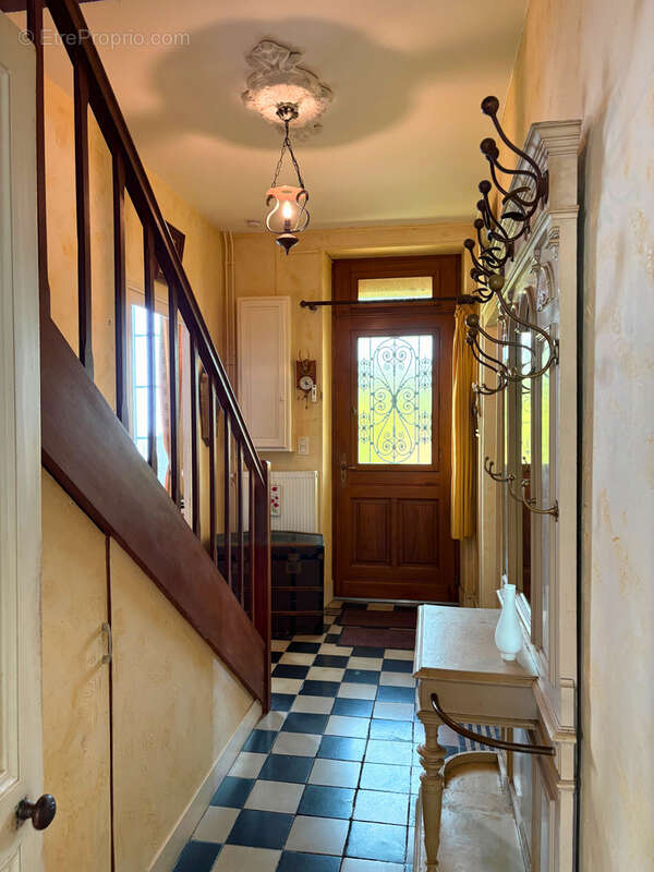 MAISON DE CARACTÈRE en pierre de taille, terrain de 1 200 m2, dépendance de 210 m2, quartier Gare COGNAC - photo 9