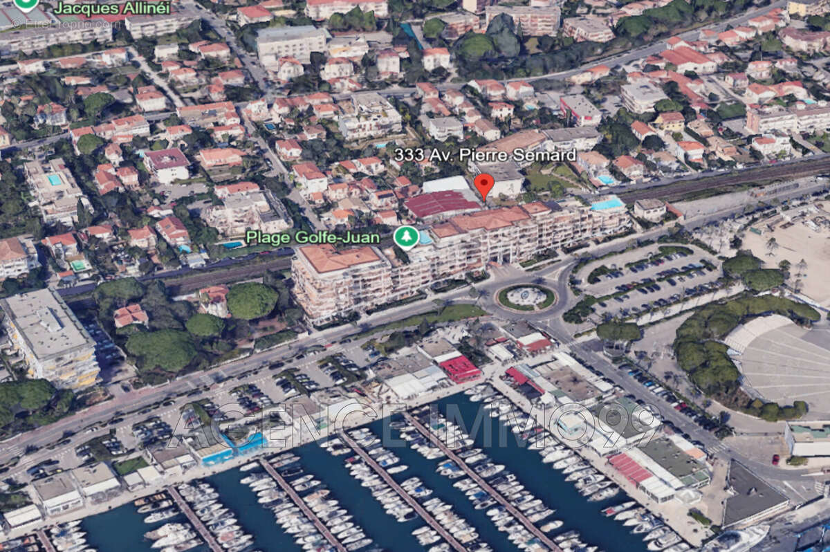 Parking à VALLAURIS