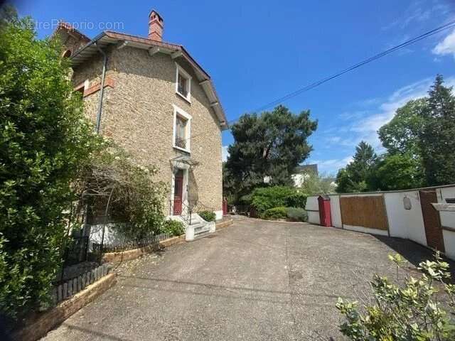 Maison à SAINTE-GENEVIEVE-DES-BOIS