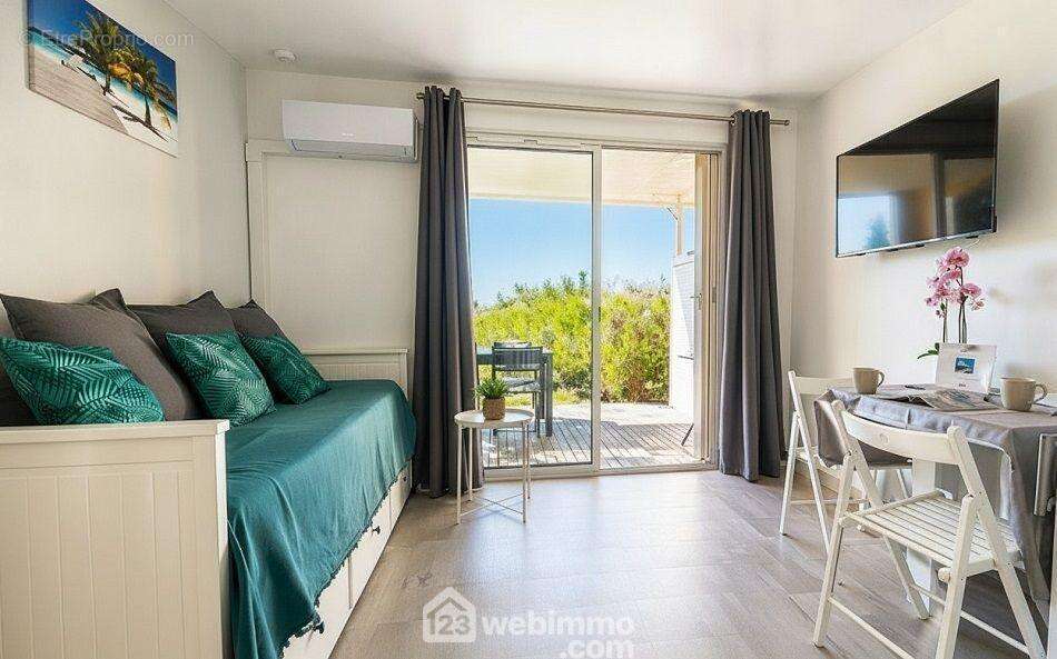 Une pièce de vie baignée de lumière naturelle, prolongée par un agréable espace extérieur. - Appartement à SAINTE-MAXIME