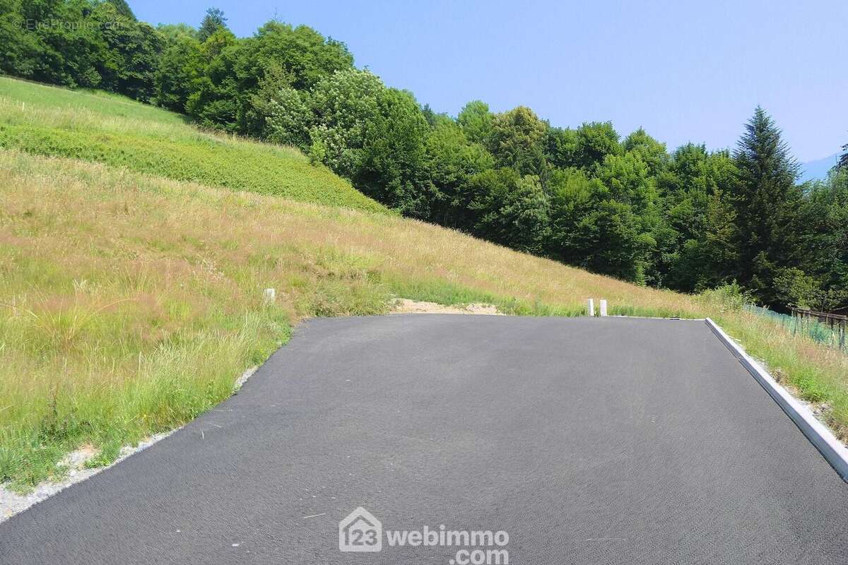 Tous les réseaux sont en limite de votre propriété - Terrain à MARTHOD