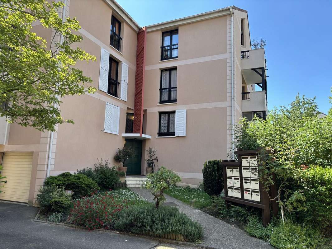 Façade de l'entrée - Appartement à BUC