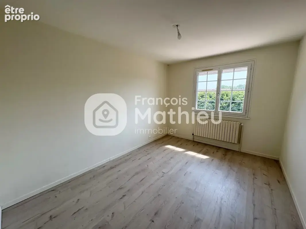 Ambérieux en Dombes : maison sus sous-sol 143m2 hab - 5 pièces + grand garage - 1 304m2 de terrain - photo 7