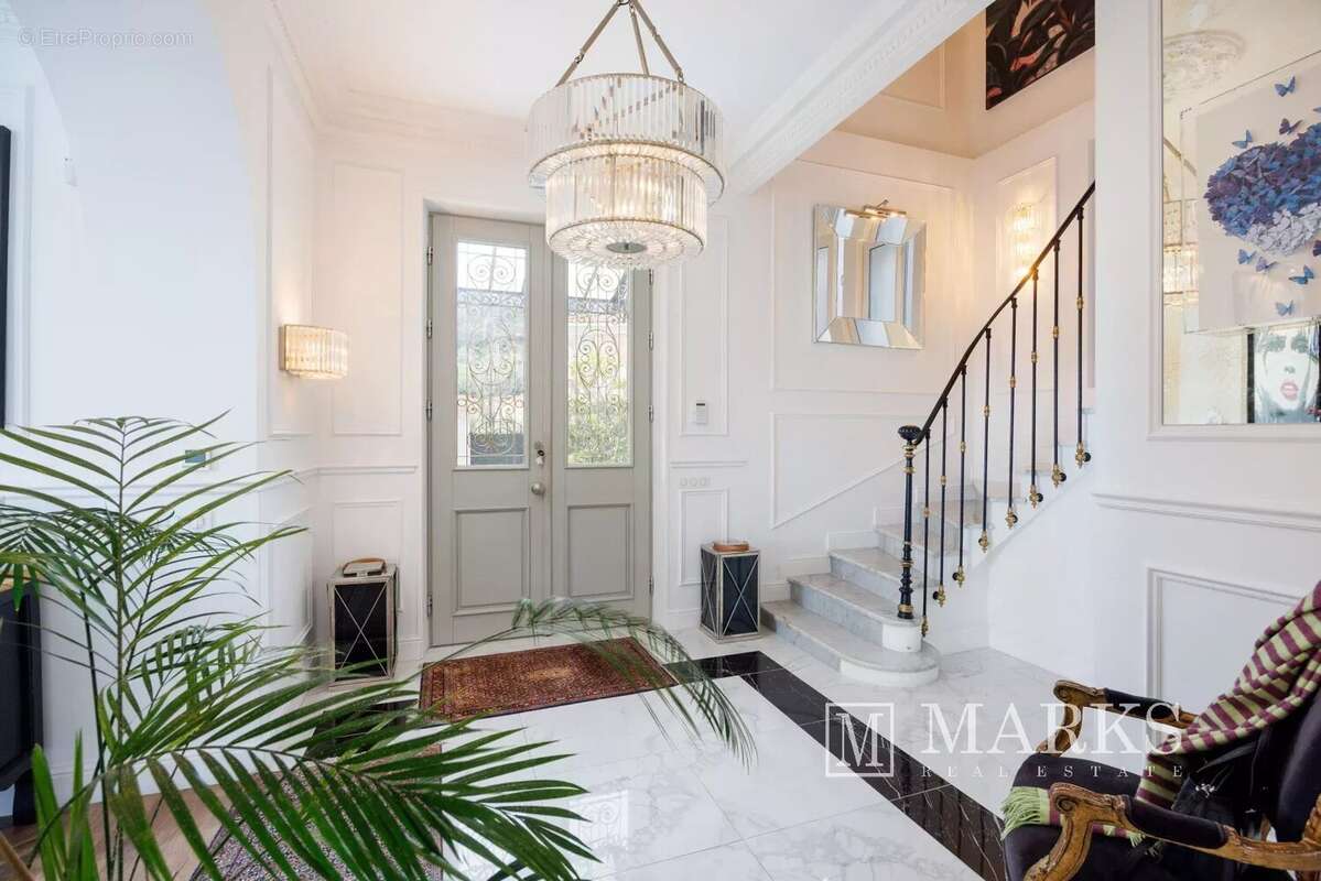 Villa rénovée avec goût avec maison d'amis et vue dégagée - photo 9