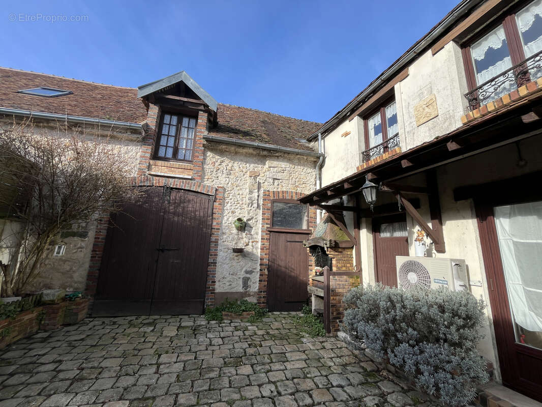 Maison à LA CHAPELLE-LA-REINE