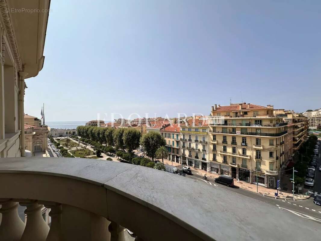 Vaste trois pièces à vendre avec belle vue sur la ville jusqu’à la mer, en plein centre de Menton - photo 25
