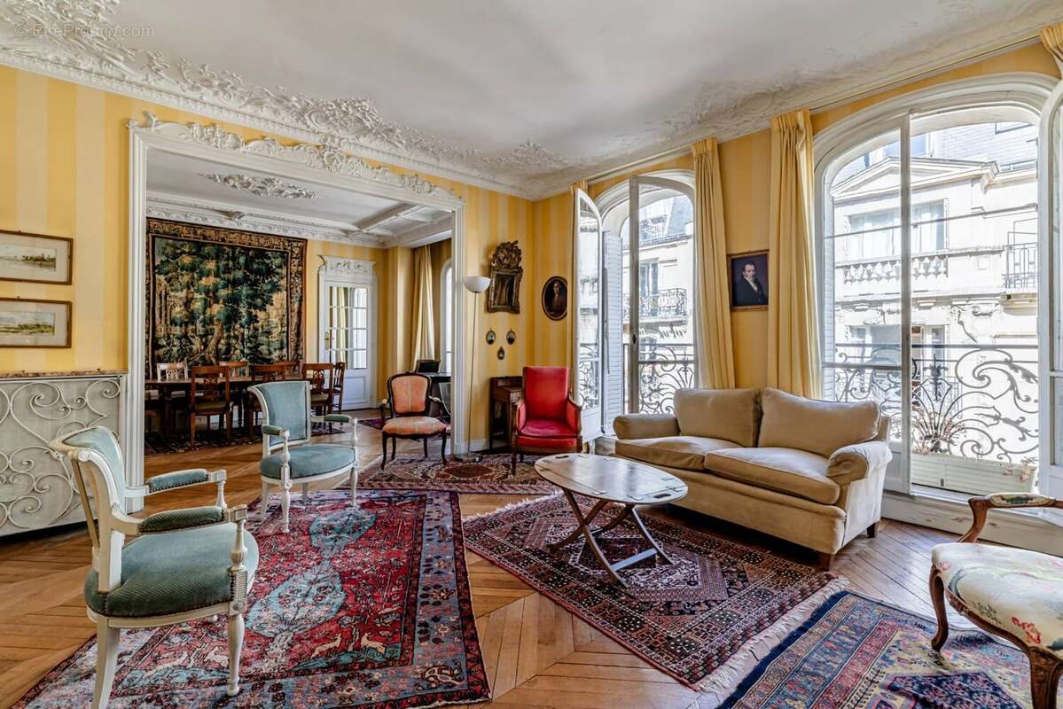 Appartement à PARIS-16E