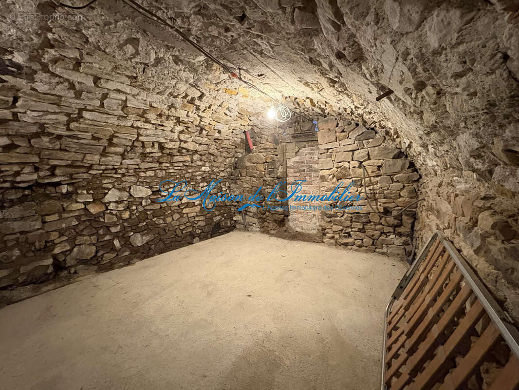 A proximité des Mages mas en pierre mitoyen d'un côté sur 1085m2 de terrain avec un puit et garage. - photo 3