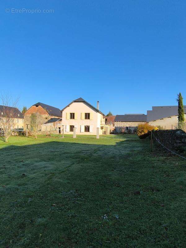 Maison à OGEU-LES-BAINS