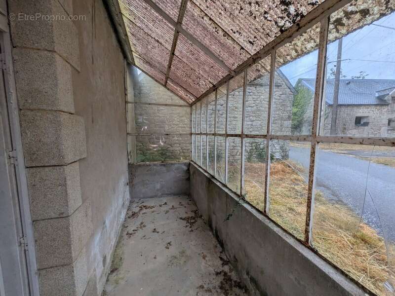 Plouay en campagne ensemble immobilier composé d' une maison de 45m² habitable, une grange de 33 m², un bâtiment en pierre de 91 - photo 4