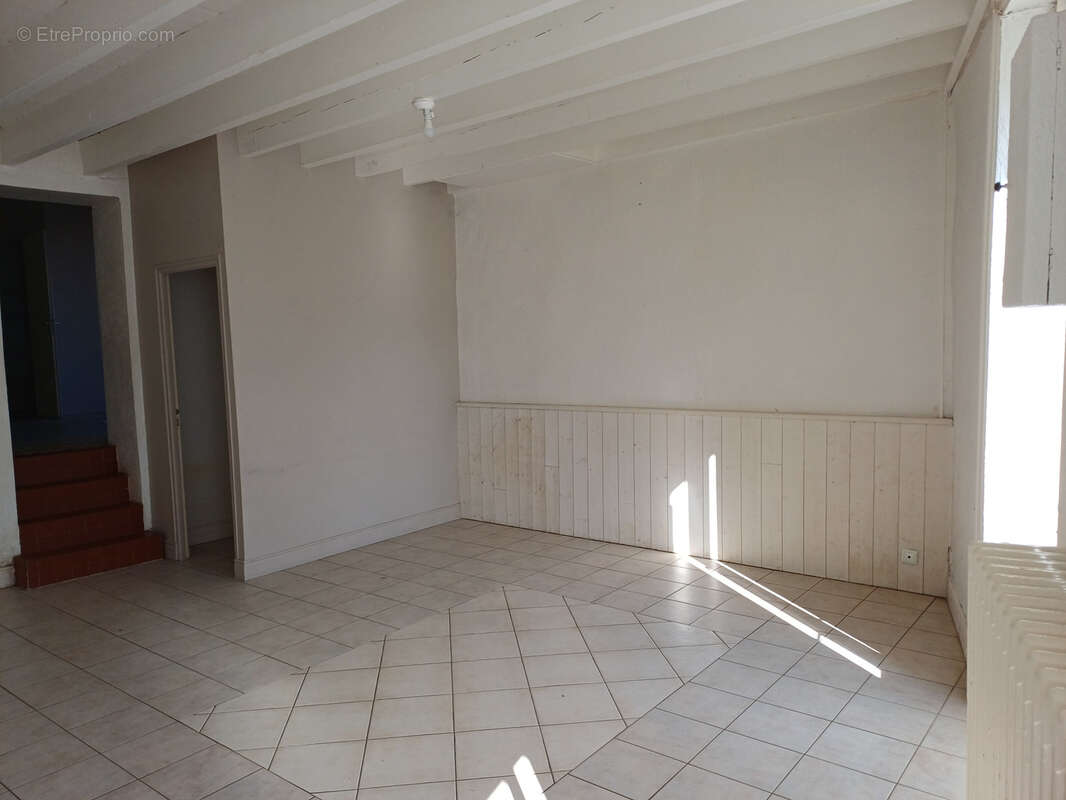 Maison à LA CHAIZE-LE-VICOMTE