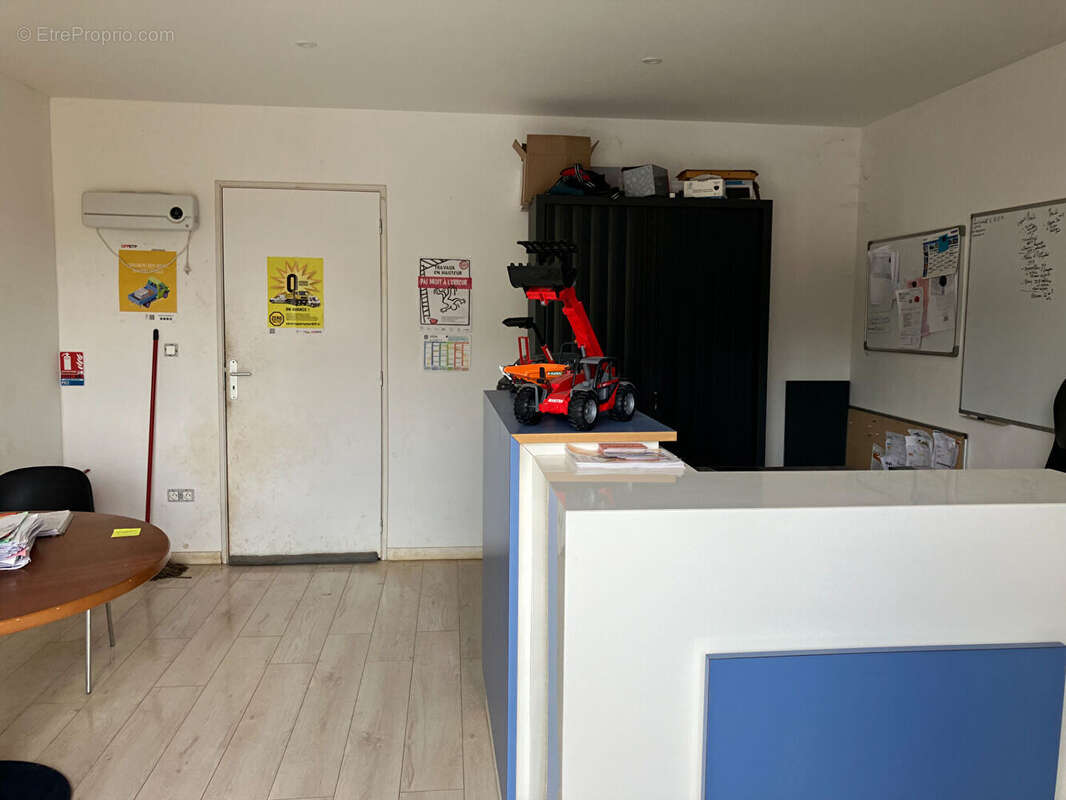 Commerce à NEUVILLE-DE-POITOU