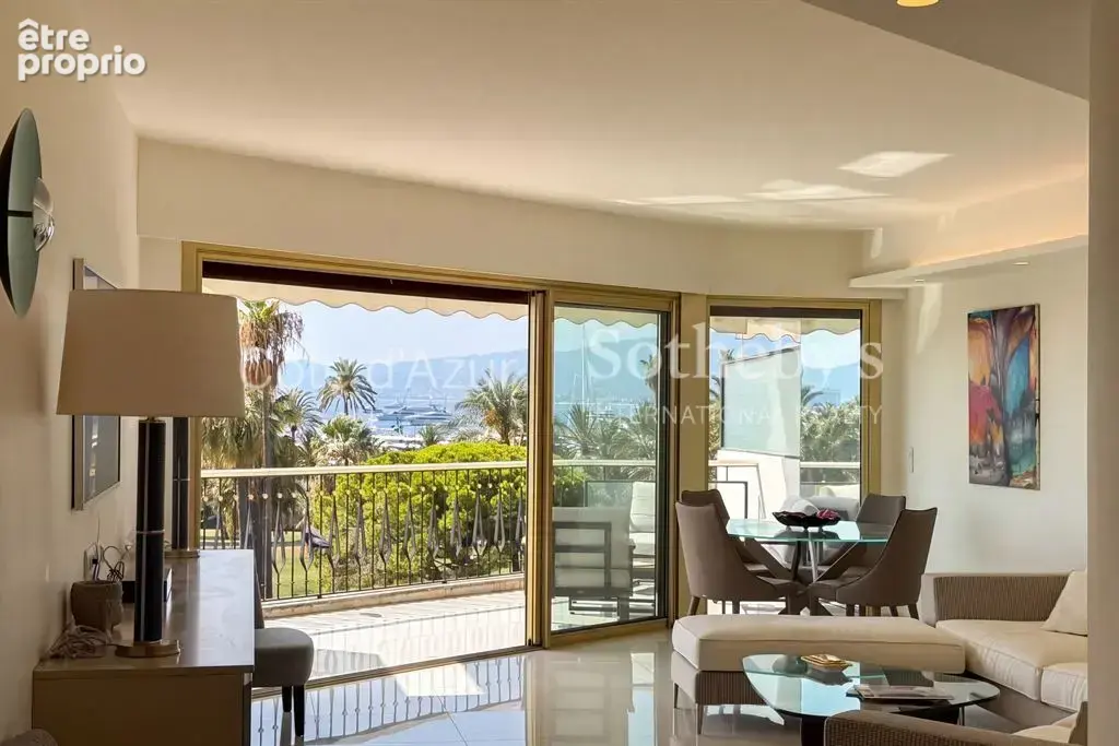 Cannes Croisette, appartement rénové avec deux chambres en suite et terrasse face à la mer - photo 13