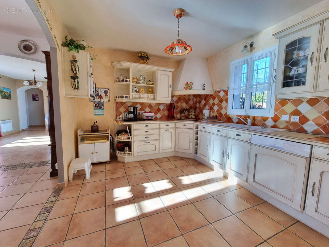 A Régusse Villa de plain-pied avec garage sur1074m2 - photo 6