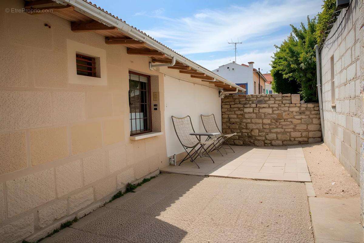 Maison à CHAMPAGNE-LES-MARAIS